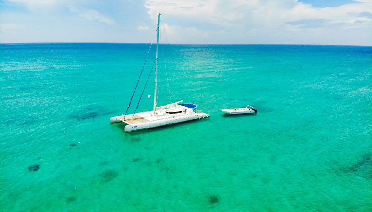 Catamarán Party Boat + Snorkel